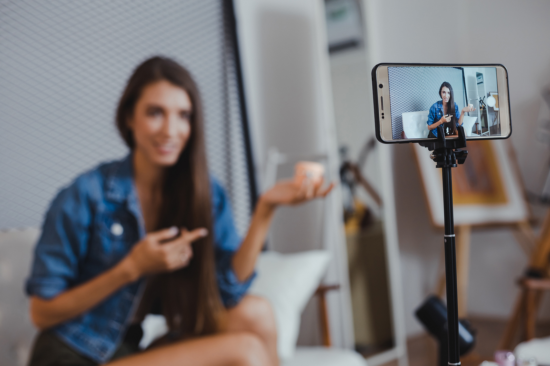 Mujer grabando video para redes sociales